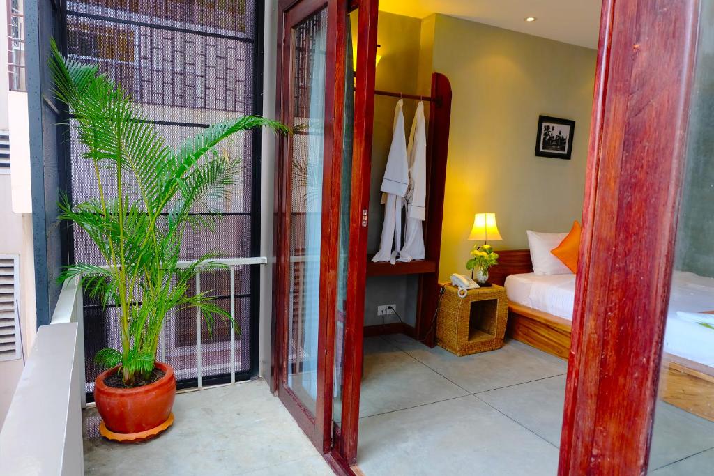 media/images/country-pages/cambodia/phnom-penh-nearby/basecamps/comfort-basecamp-at-saravoan-royal-palace-hotel/comfort-basecamp-at-saravoan-royal-palace-hotel-2/2789854-1-eng-GB/comfort-basecamp-at-saravoan-royal-palace-hotel-2.jpg