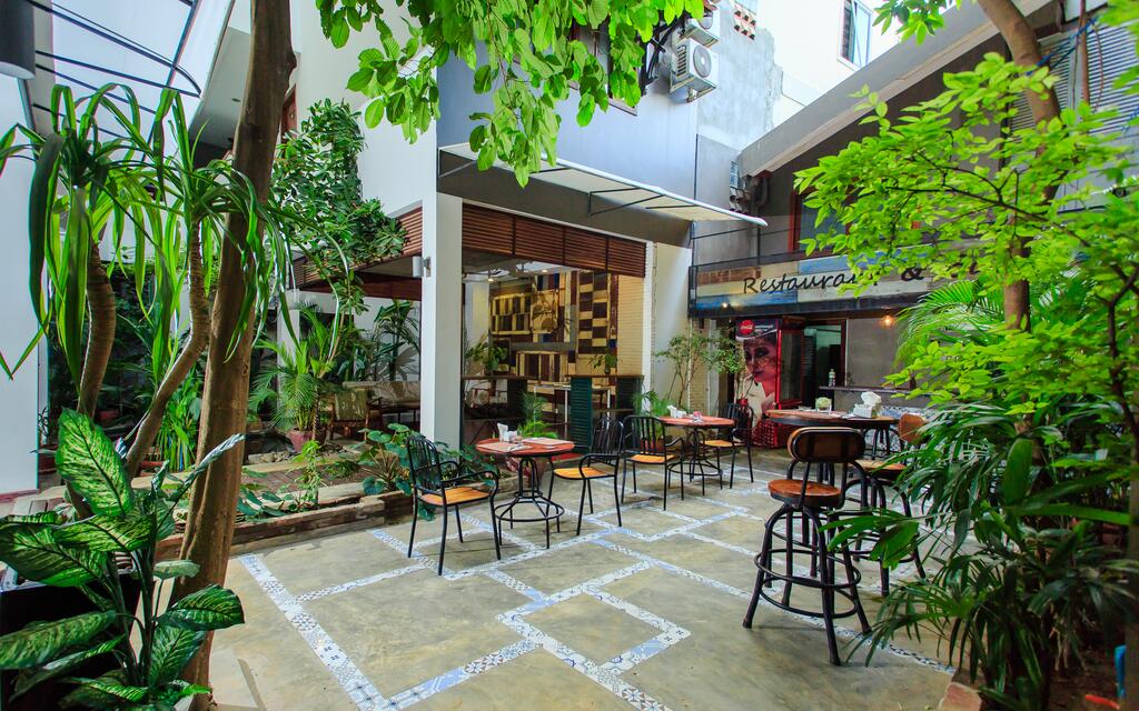 media/images/country-pages/cambodia/phnom-penh-nearby/basecamps/comfort-basecamp-at-saravoan-royal-palace-hotel/comfort-basecamp-at-saravoan-royal-palace-hotel-8/2789800-1-eng-GB/comfort-basecamp-at-saravoan-royal-palace-hotel-8.jpg
