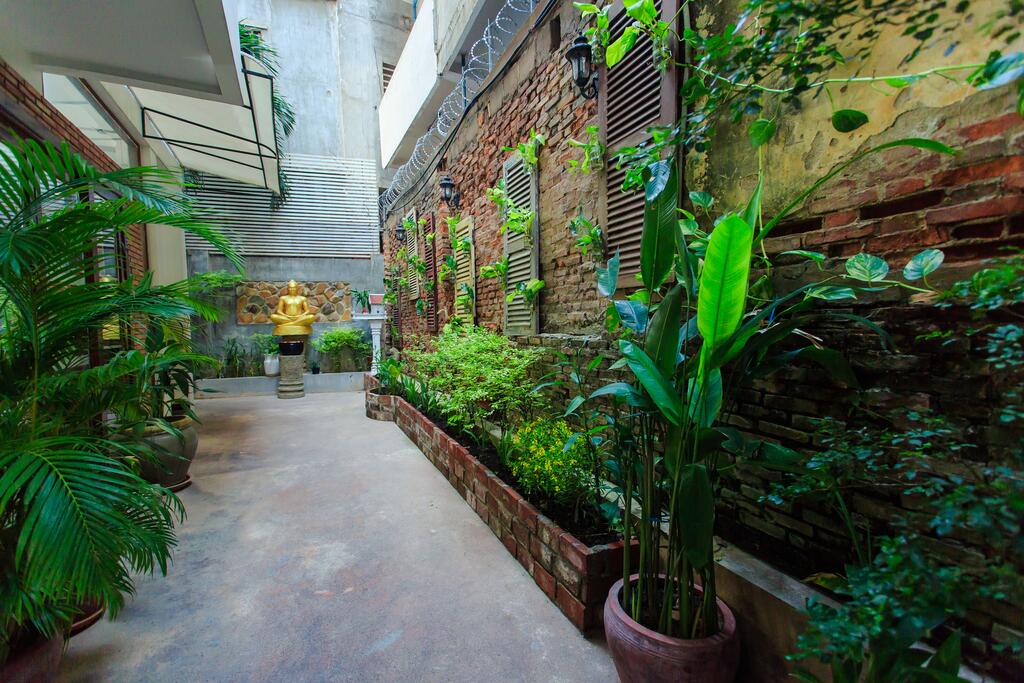 media/images/country-pages/cambodia/phnom-penh-nearby/basecamps/comfort-basecamp-at-saravoan-royal-palace-hotel/comfort-basecamp-at-saravoan-royal-palace-hotel-9/2789812-1-eng-GB/comfort-basecamp-at-saravoan-royal-palace-hotel-9.jpg