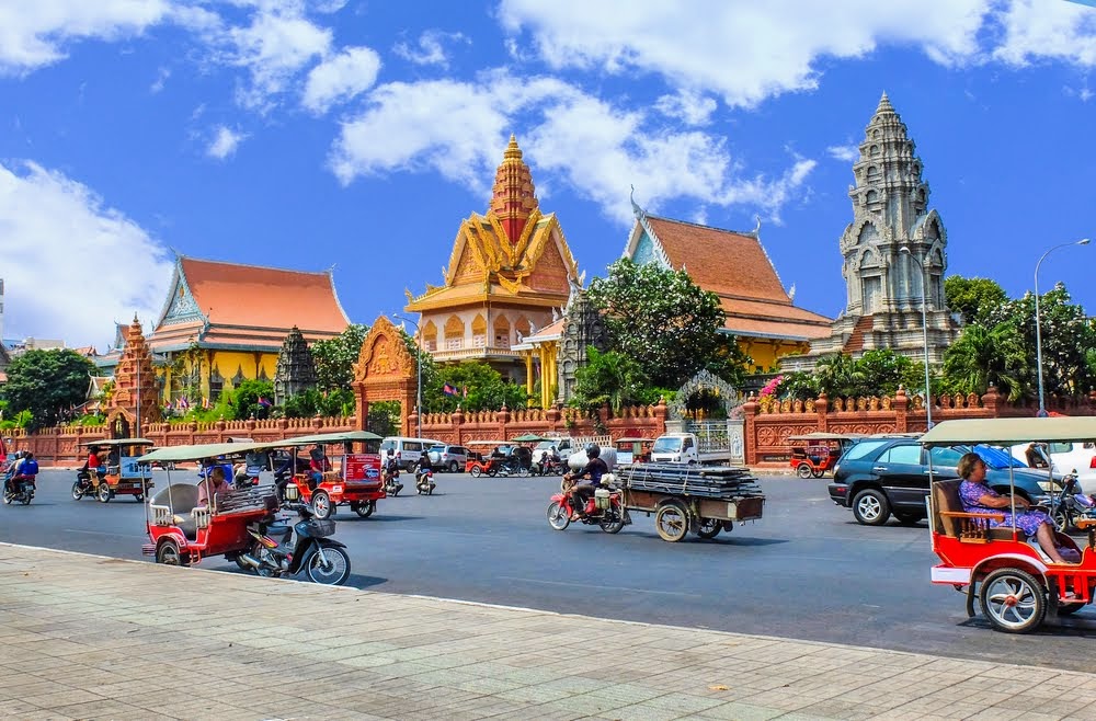 media/images/country-pages/cambodia/phnom-penh-nearby/trips/phnom-penh-living-history-experience-half-day/phnom-penh-sunset-cruise-on-the-mekong-half-day-2/2789650-1-eng-GB/phnom-penh-sunset-cruise-on-the-mekong-half-day-2.jpg