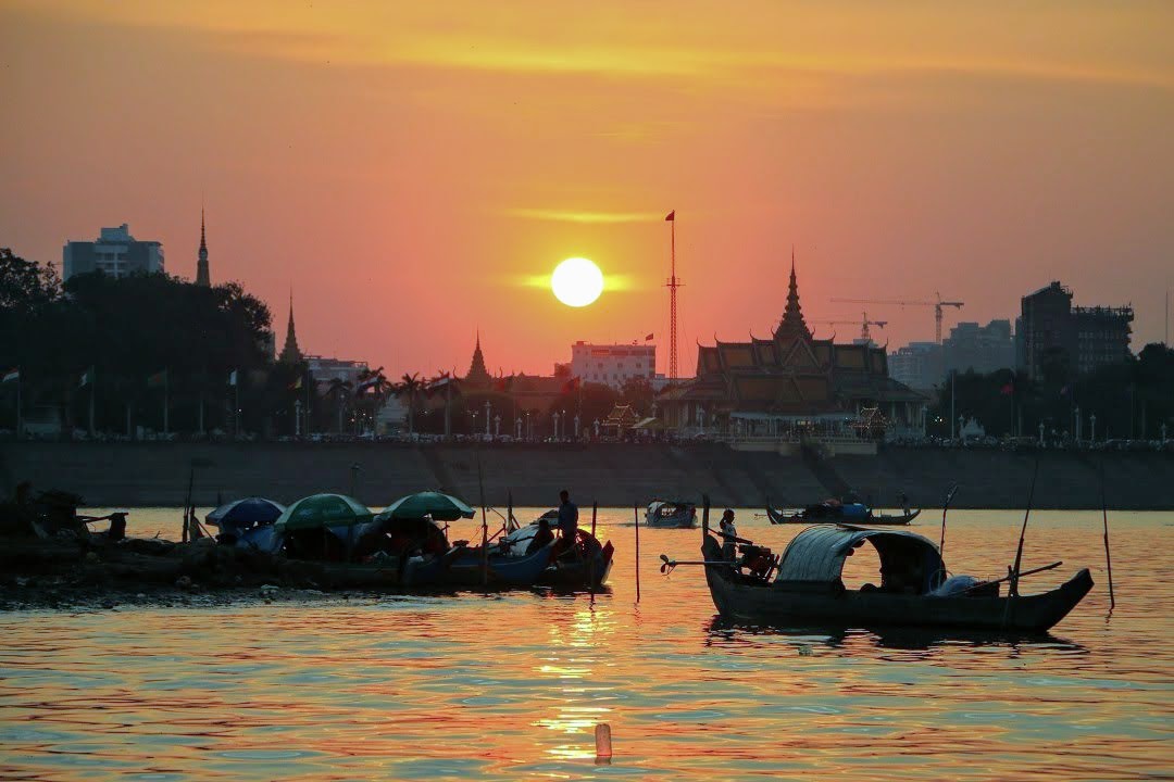 media/images/country-pages/cambodia/phnom-penh-nearby/trips/phnom-penh-sunset-cruise-on-the-mekong-half-day/phnom-penh-sunset-cruise-on-the-mekong-half-day-2/2789596-1-eng-GB/phnom-penh-sunset-cruise-on-the-mekong-half-day-2.jpg