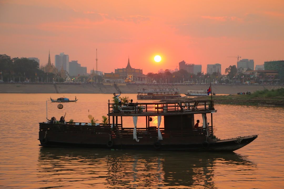 media/images/country-pages/cambodia/phnom-penh-nearby/trips/phnom-penh-sunset-cruise-on-the-mekong-half-day/phnom-penh-sunset-cruise-on-the-mekong-half-day-4/2789632-1-eng-GB/phnom-penh-sunset-cruise-on-the-mekong-half-day-4.jpg