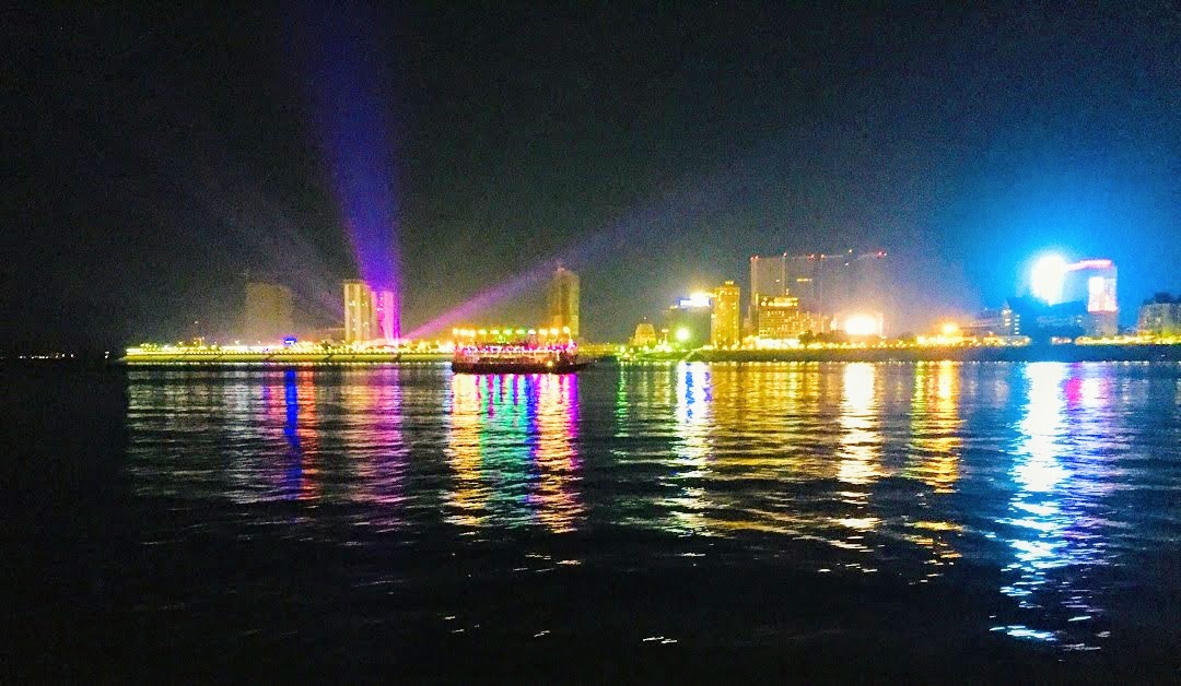 media/images/country-pages/cambodia/phnom-penh-nearby/trips/phnom-penh-sunset-cruise-on-the-mekong-half-day/phnom-penh-sunset-cruise-on-the-mekong-half-day-6/2789638-1-eng-GB/phnom-penh-sunset-cruise-on-the-mekong-half-day-6.jpg