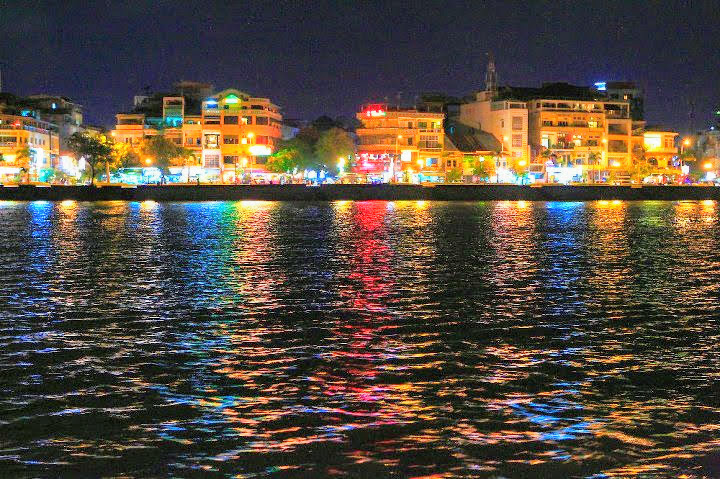 media/images/country-pages/cambodia/phnom-penh-nearby/trips/phnom-penh-sunset-cruise-on-the-mekong-half-day/phnom-penh-sunset-cruise-on-the-mekong-half-day-8/2789608-1-eng-GB/phnom-penh-sunset-cruise-on-the-mekong-half-day-8.jpg