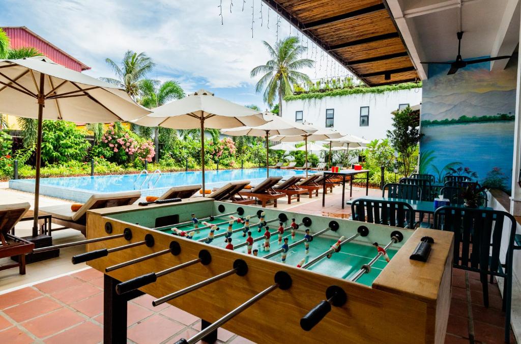 media/images/country-pages/cambodia/siem-reap-nearby/connect-stays/backpacker-siem-reap-to-ho-chi-minh-connect-and-stay/onederz-kampot-swimming-pool/4336474-1-eng-GB/onederz-kampot-swimming-pool.jpg