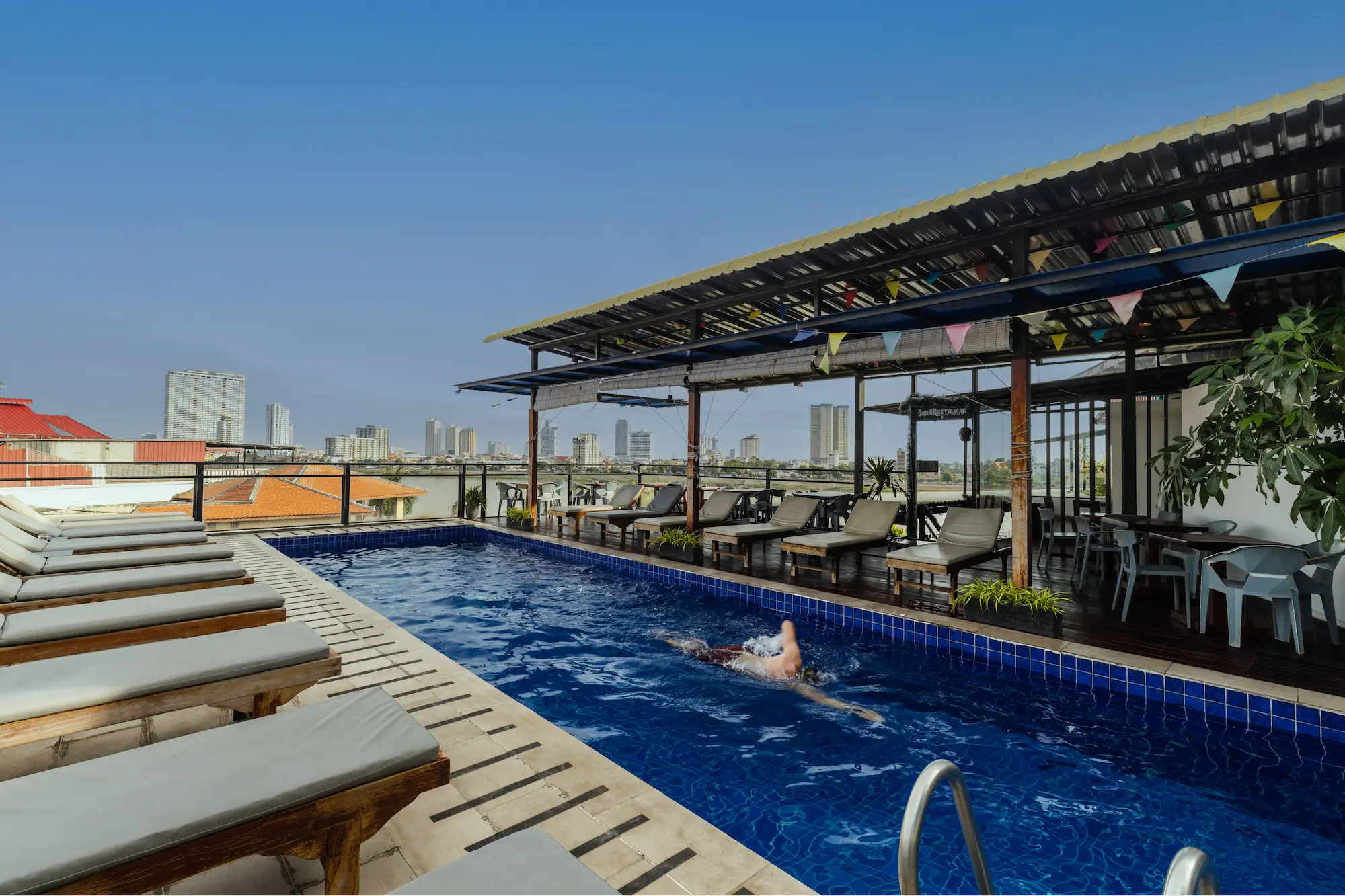 media/images/country-pages/cambodia/siem-reap-nearby/connect-stays/backpacker-siem-reap-to-ho-chi-minh-connect-and-stay/onederz-phnom-penh-rooftop-swiming-pool/4336432-1-eng-GB/onederz-phnom-penh-rooftop-swiming-pool.jpg