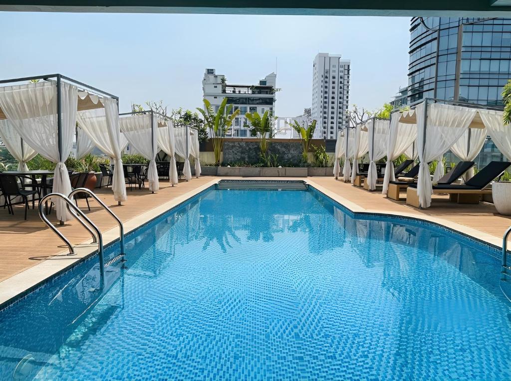 media/images/country-pages/cambodia/siem-reap-nearby/connect-stays/comfort-siem-reap-to-ho-chi-minh-connect-and-stay/g-mekong-hotel-swimming-pool/4336528-1-eng-GB/g-mekong-hotel-swimming-pool.jpg