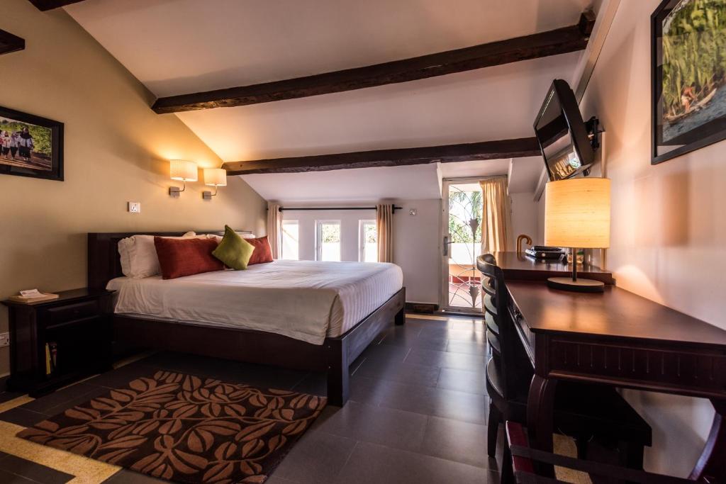 media/images/country-pages/cambodia/siem-reap-nearby/connect-stays/comfort-siem-reap-to-ho-chi-minh-connect-and-stay/the-columns-kampot-deluxe-room-2/4336591-1-eng-GB/the-columns-kampot-deluxe-room-2.jpg