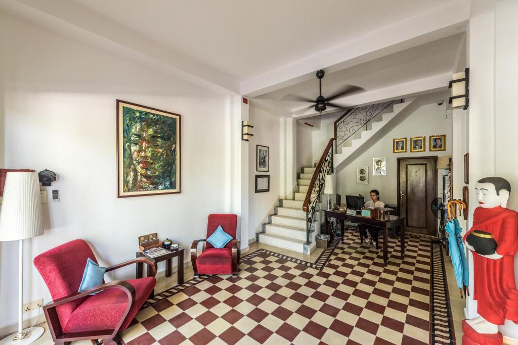 media/images/country-pages/cambodia/siem-reap-nearby/connect-stays/comfort-siem-reap-to-ho-chi-minh-connect-and-stay/the-columns-kampot-front/4336579-1-eng-GB/the-columns-kampot-front.jpg