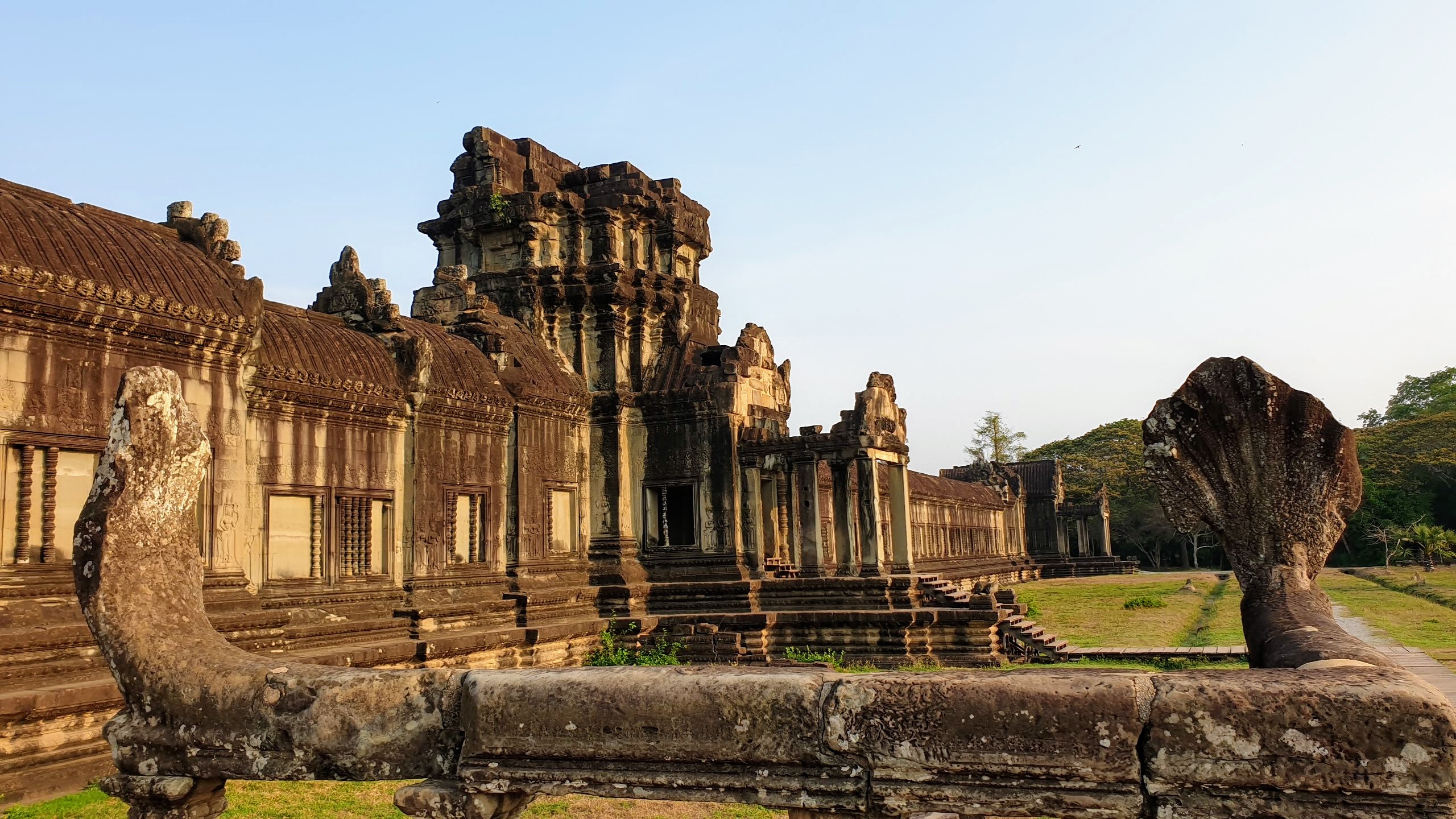 media/images/country-pages/cambodia/siem-reap-nearby/trips/angkor-wat-temples-tonle-sap-sunset-boat-cruise-full-day/angkor-wat-temples-tonle-sap-sunset-boat-cruise-full-day-7/2789710-1-eng-GB/angkor-wat-temples-tonle-sap-sunset-boat-cruise-full-day-7.jpg