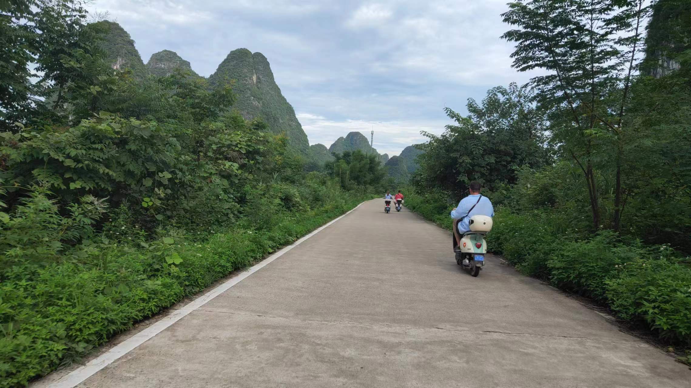 media/images/country-pages/china/guangxi-and-guizhou/trips/yangshuo-rural-rhythms-waterside-wonders-by-e-scooter/yangshuo-rural-rhythms-waterside-wonders-by-e-scooter-11/3463003-1-eng-GB/yangshuo-rural-rhythms-waterside-wonders-by-e-scooter-11.jpg