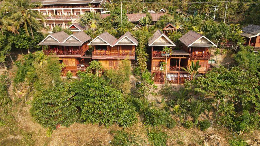 media/images/country-pages/laos/luang-prabang-and-nearby/comfort-luang-prabang-to-chiang-mai-connect-and-stay/maekong-riverside-lodge-3/4153844-1-eng-GB/maekong-riverside-lodge-3.jpg