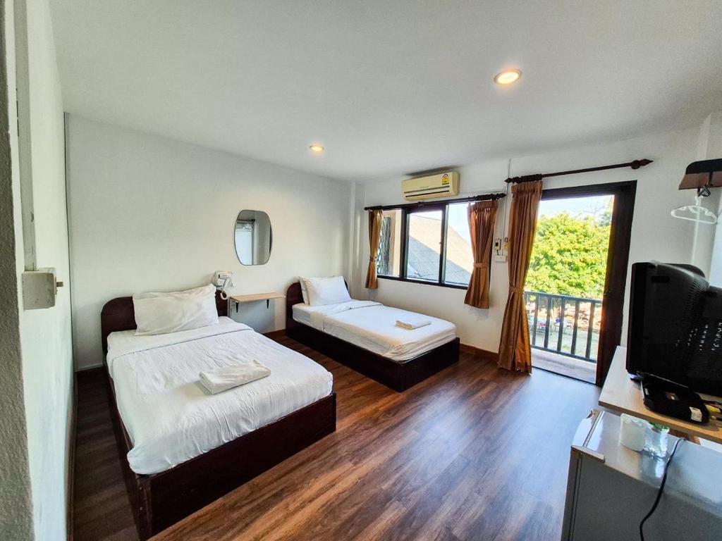 media/images/country-pages/laos/luang-prabang-and-nearby/huay-xai-and-gibbon-adventure/houay-xay-riverside-standard-room/4373718-1-eng-GB/houay-xay-riverside-standard-room.jpg