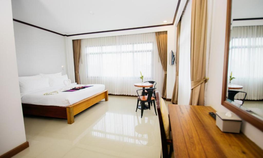 media/images/country-pages/laos/the-northeast/comfort-basecamp-at-sisombath-plaza-hotel-2ad-1eb-0cs/sisombath-plaza-hotel-double-room/3970269-1-eng-GB/sisombath-plaza-hotel-double-room.jpg