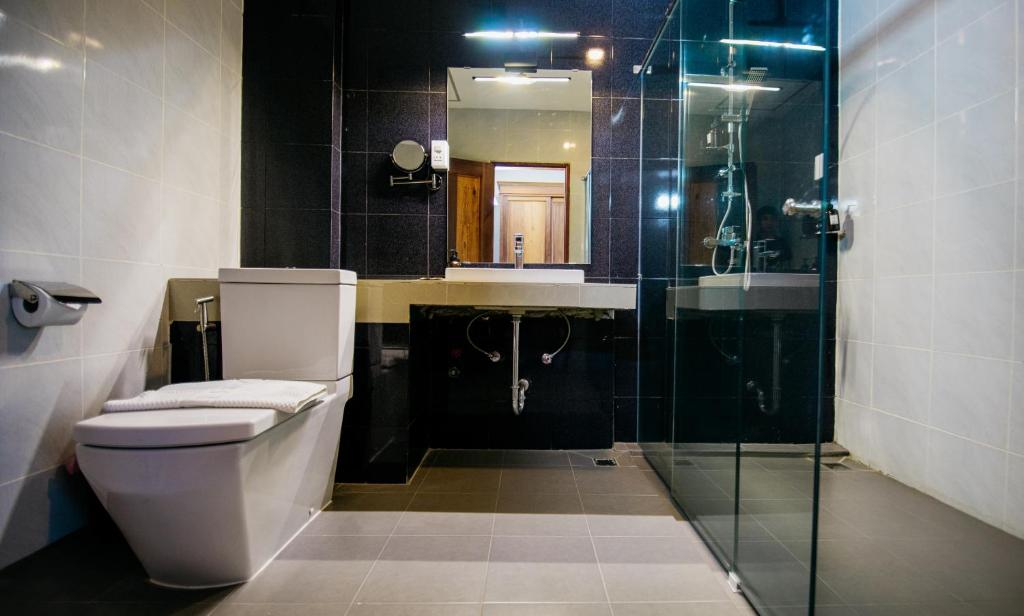 media/images/country-pages/laos/the-northeast/comfort-basecamp-at-sisombath-plaza-hotel-2ad-1eb-0cs/sisombath-plaza-hotel-toilet/3970263-1-eng-GB/sisombath-plaza-hotel-toilet.jpg
