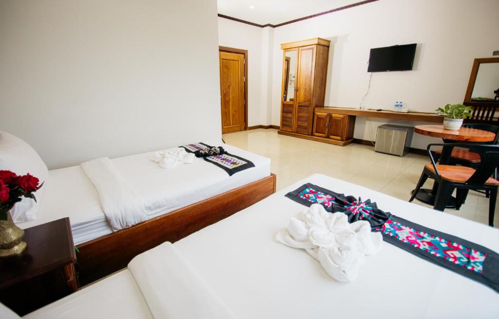 media/images/country-pages/laos/the-northeast/comfort-best-of-vang-vieng/sisombath-plaza-hotel-room/3977780-1-eng-GB/sisombath-plaza-hotel-room.jpg