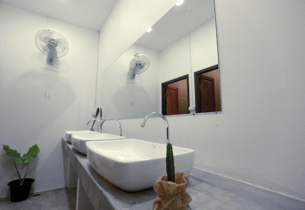 media/images/country-pages/laos/vientiane-and-nearby/backpacker-best-of-vientiane/bathroom/3424627-1-eng-GB/bathroom.jpg