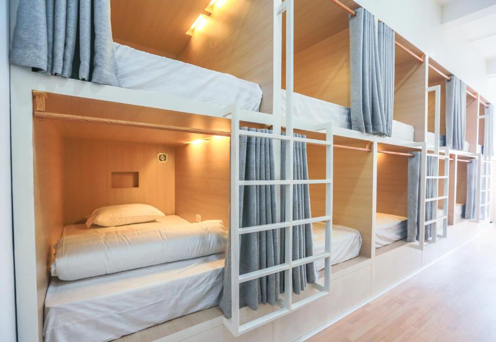 media/images/country-pages/laos/vientiane-and-nearby/backpacker-best-of-vientiane/beds/3424615-1-eng-GB/beds.jpg