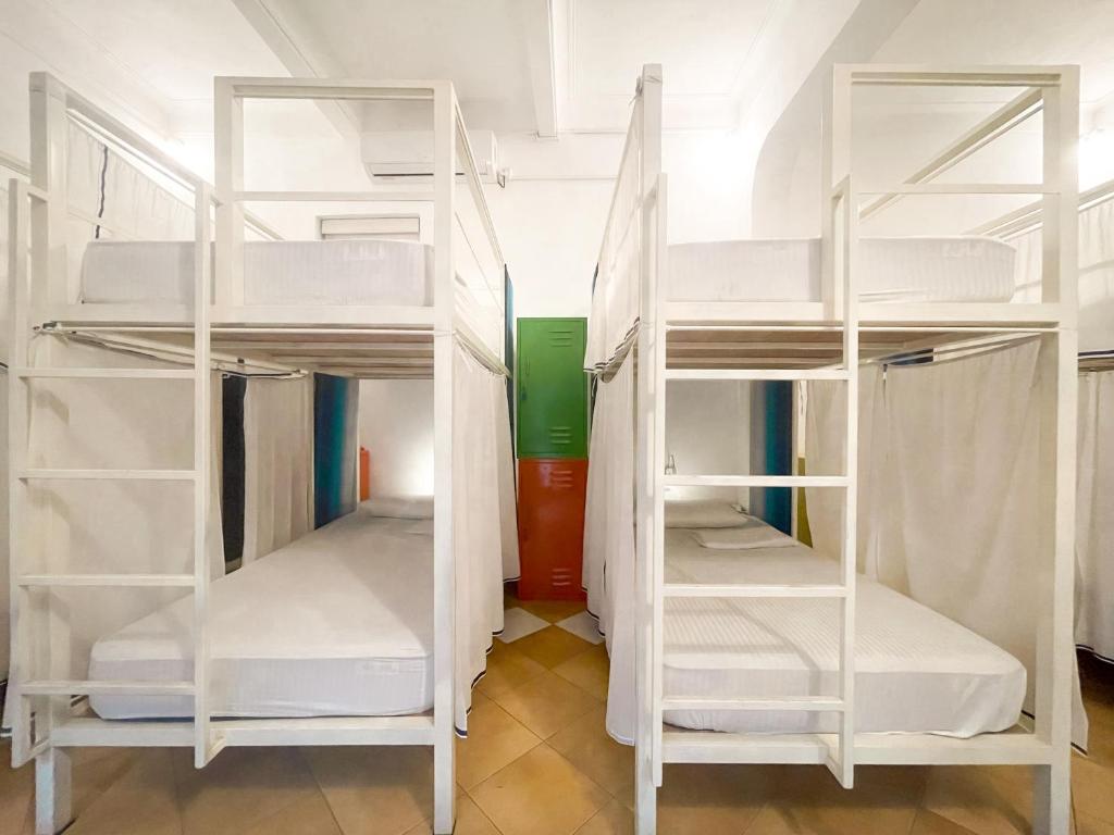 media/images/country-pages/sri-lanka/colombo-and-nearby/basecamps/backpacker-basecamp-at-lost-and-found-hostel-colombo/backpacker-basecamp-at-lost-and-found-hostel-colombo-6/3847004-1-eng-GB/backpacker-basecamp-at-lost-and-found-hostel-colombo-6.jpg