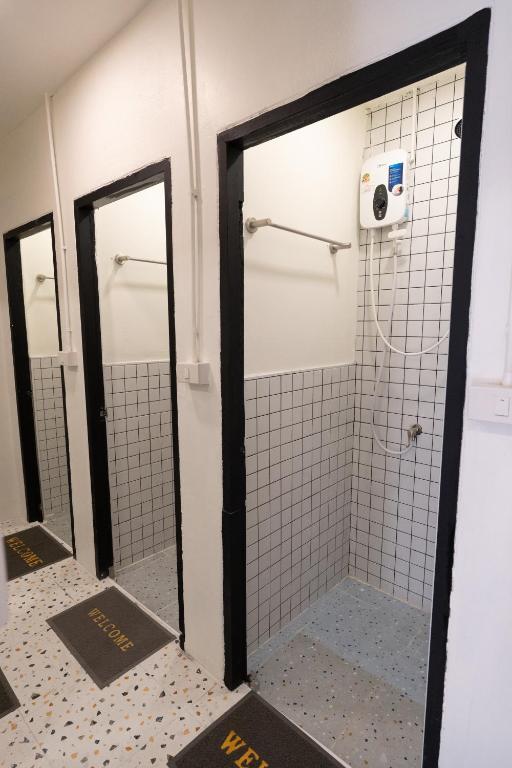 media/images/country-pages/thailand/bangkok-and-nearby/backpacker-basecamp-at-rue-de-siam/hotel-rue-de-siam-shower/4140927-1-eng-GB/hotel-rue-de-siam-shower.jpg