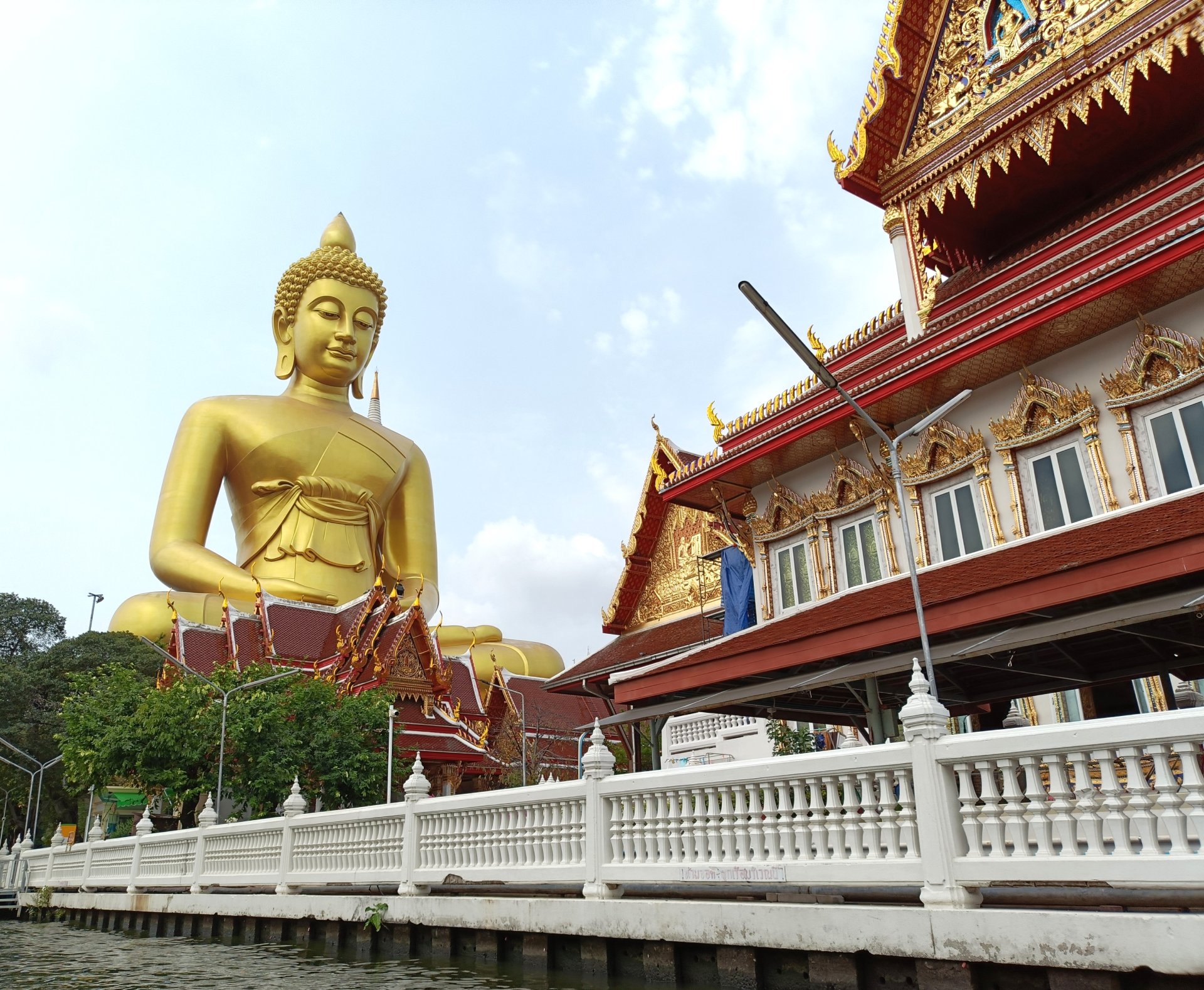 media/images/country-pages/thailand/bangkok-and-nearby/backpacker-best-of-bangkok/big-buddha-from-klong/3673471-1-eng-GB/big-buddha-from-klong.jpg