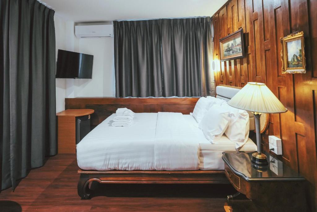 media/images/country-pages/thailand/bangkok-and-nearby/backpacker-plus-basecamp-at-rue-de-siam/hotel-rue-de-siam-standard-room/4162301-1-eng-GB/hotel-rue-de-siam-standard-room.jpg
