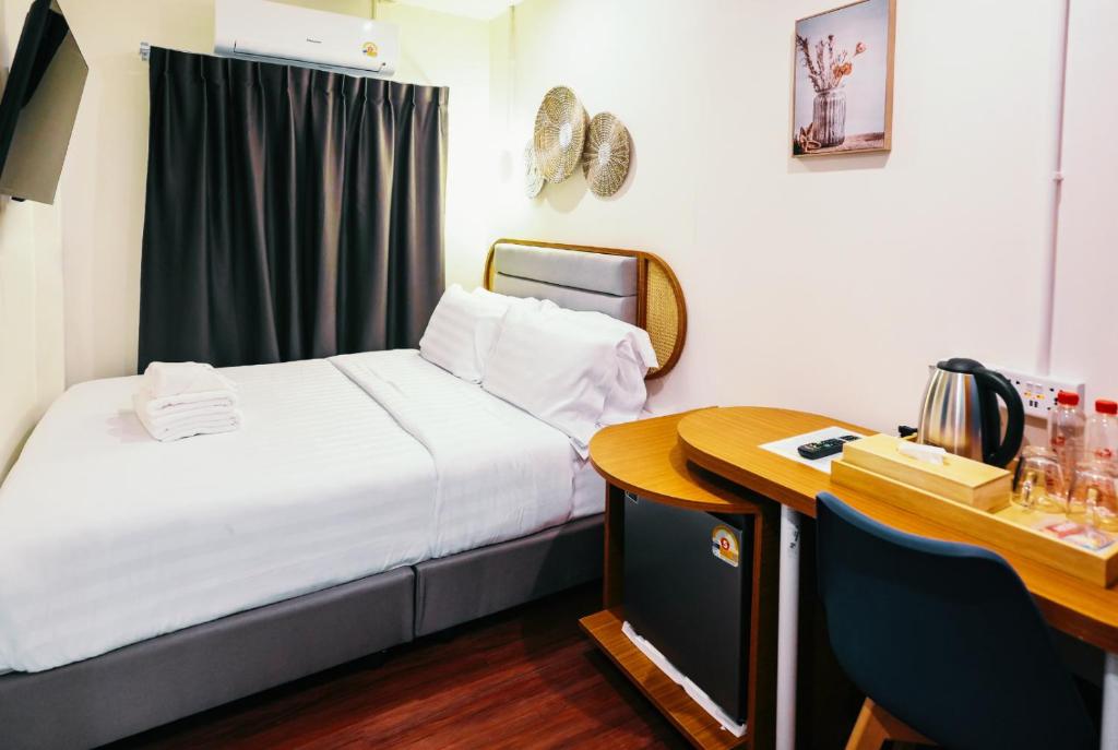 media/images/country-pages/thailand/bangkok-and-nearby/backpacker-plus-basecamp-at-rue-de-siam/hotel-rue-de-siam-standard-room2/4162307-1-eng-GB/hotel-rue-de-siam-standard-room2.jpg