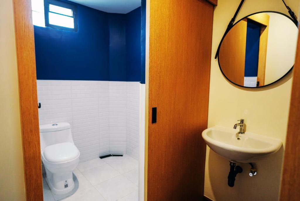 media/images/country-pages/thailand/bangkok-and-nearby/backpacker-plus-basecamp-at-rue-de-siam/hotel-rue-de-siam-toilet/4162313-1-eng-GB/hotel-rue-de-siam-toilet.jpg