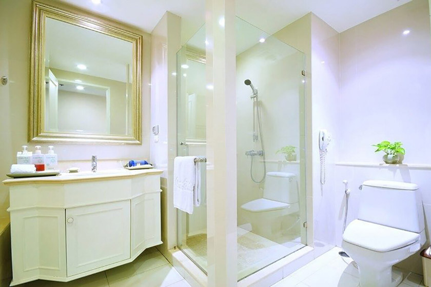 media/images/country-pages/thailand/bangkok-and-nearby/comfort-best-of-bangkok/centre-poin-silom-deluxe-room2/3660175-1-eng-GB/centre-poin-silom-deluxe-room2.jpg