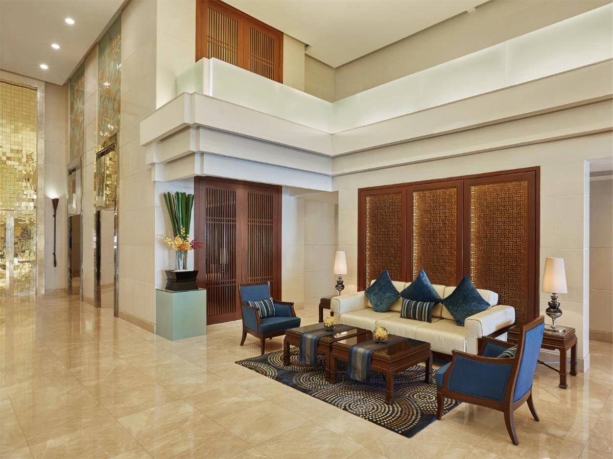media/images/country-pages/thailand/bangkok-and-nearby/one-night-at-centre-point-silom-in-deluxe-room/centre-point-silom-lobby-2/3900373-1-eng-GB/centre-point-silom-lobby-2.jpg