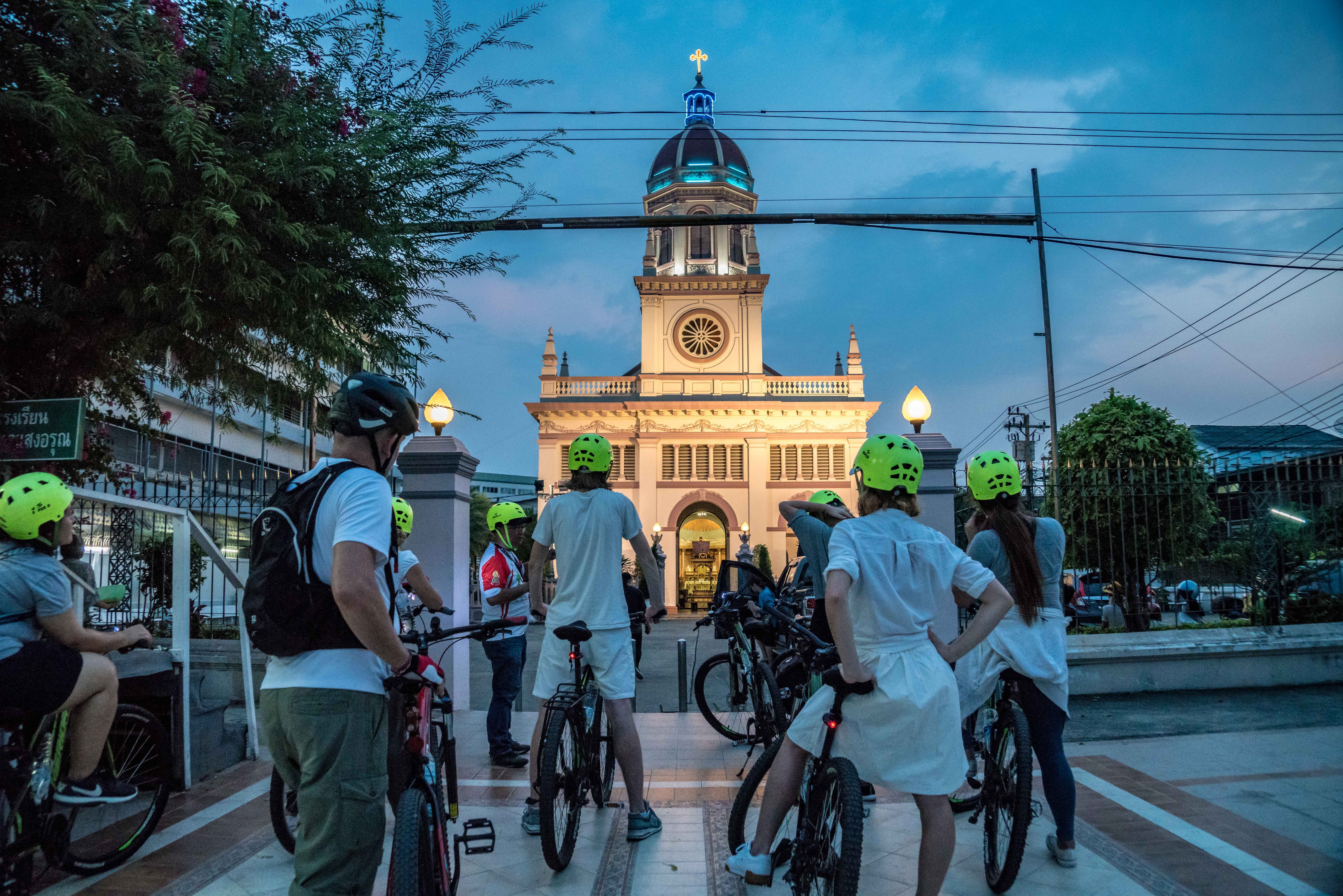 media/images/country-pages/thailand/bangkok-nearby/bangkok-nearby-trips/a-to-z-bangkok-evening-ride-by-bike/a-to-z-bangkok-evening-ride-by-bike-1-4/2859839-1-eng-GB/a-to-z-bangkok-evening-ride-by-bike-1-4.jpg