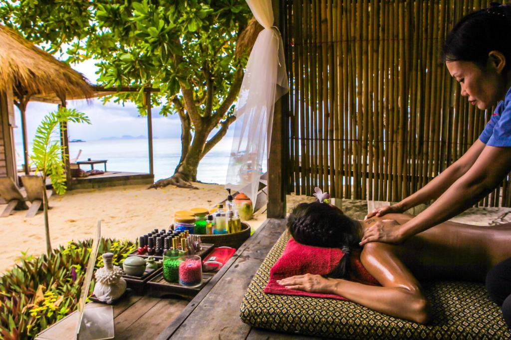 media/images/country-pages/thailand/the-andaman-coast/andaman-islands-connect-and-stay/castaway-resort2/4157333-1-eng-GB/castaway-resort2.jpg