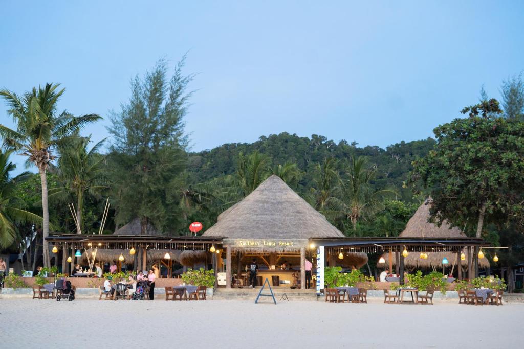 media/images/country-pages/thailand/the-andaman-coast/andaman-islands-connect-and-stay/southern-lanta-resort-restaurant/4157207-1-eng-GB/southern-lanta-resort-restaurant.jpg