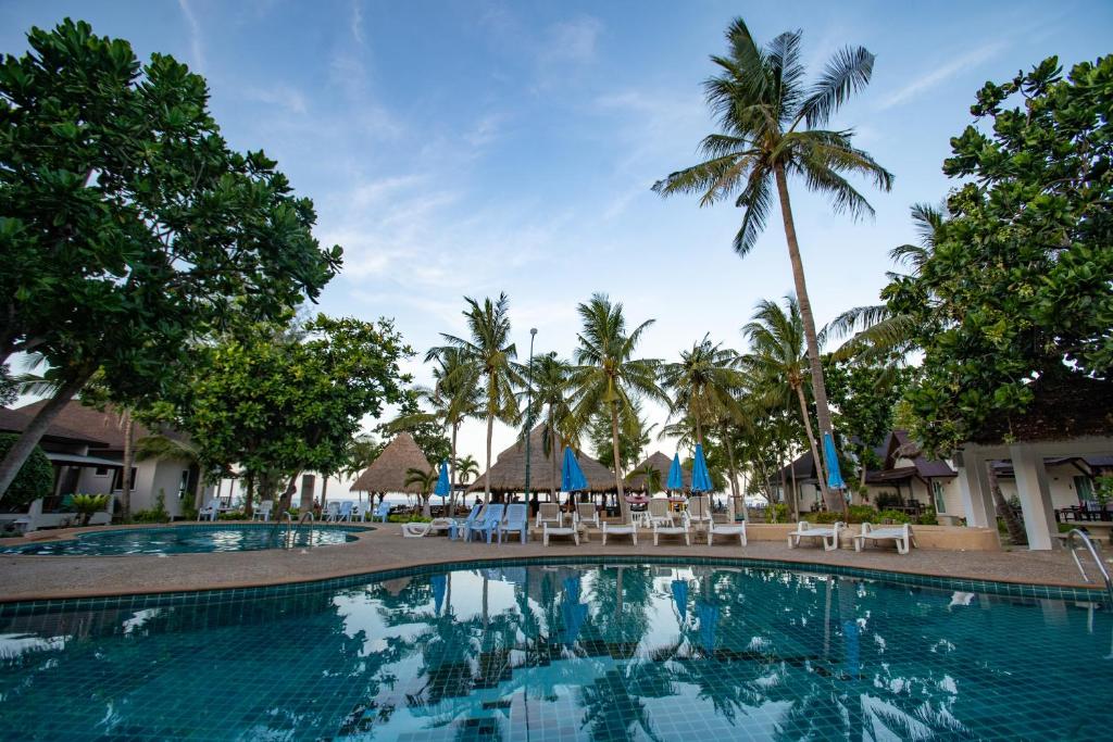 media/images/country-pages/thailand/the-andaman-coast/andaman-islands-connect-and-stay/southern-lanta-resort-swimming-pool-beach/4157219-1-eng-GB/southern-lanta-resort-swimming-pool-beach.jpg