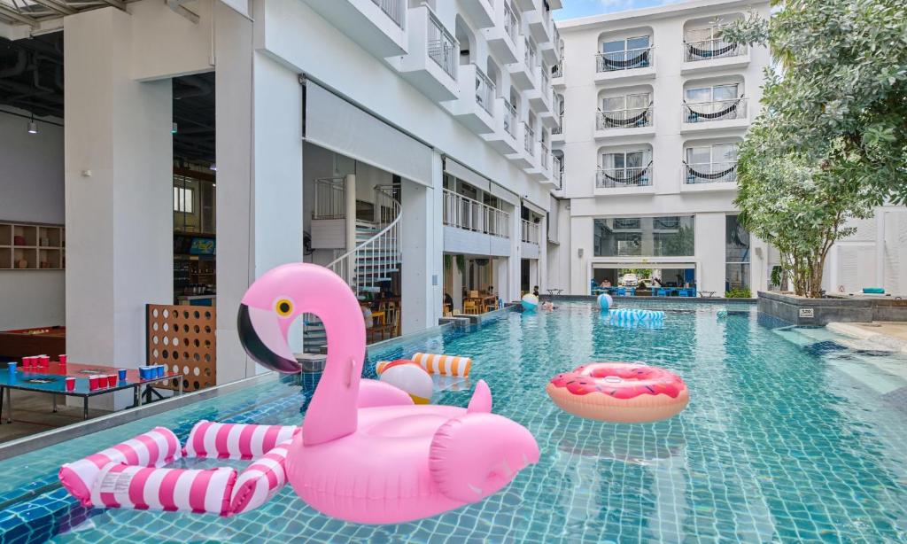 media/images/country-pages/thailand/the-andaman-coast/backpacker-best-of-phuket/lub-d-swimming-pool/4163207-1-eng-GB/lub-d-swimming-pool.jpg