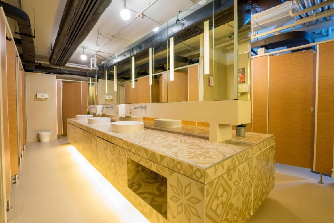 media/images/country-pages/thailand/the-andaman-coast/backpacker-best-of-phuket/lub-d-toilet/4163213-1-eng-GB/lub-d-toilet.jpg