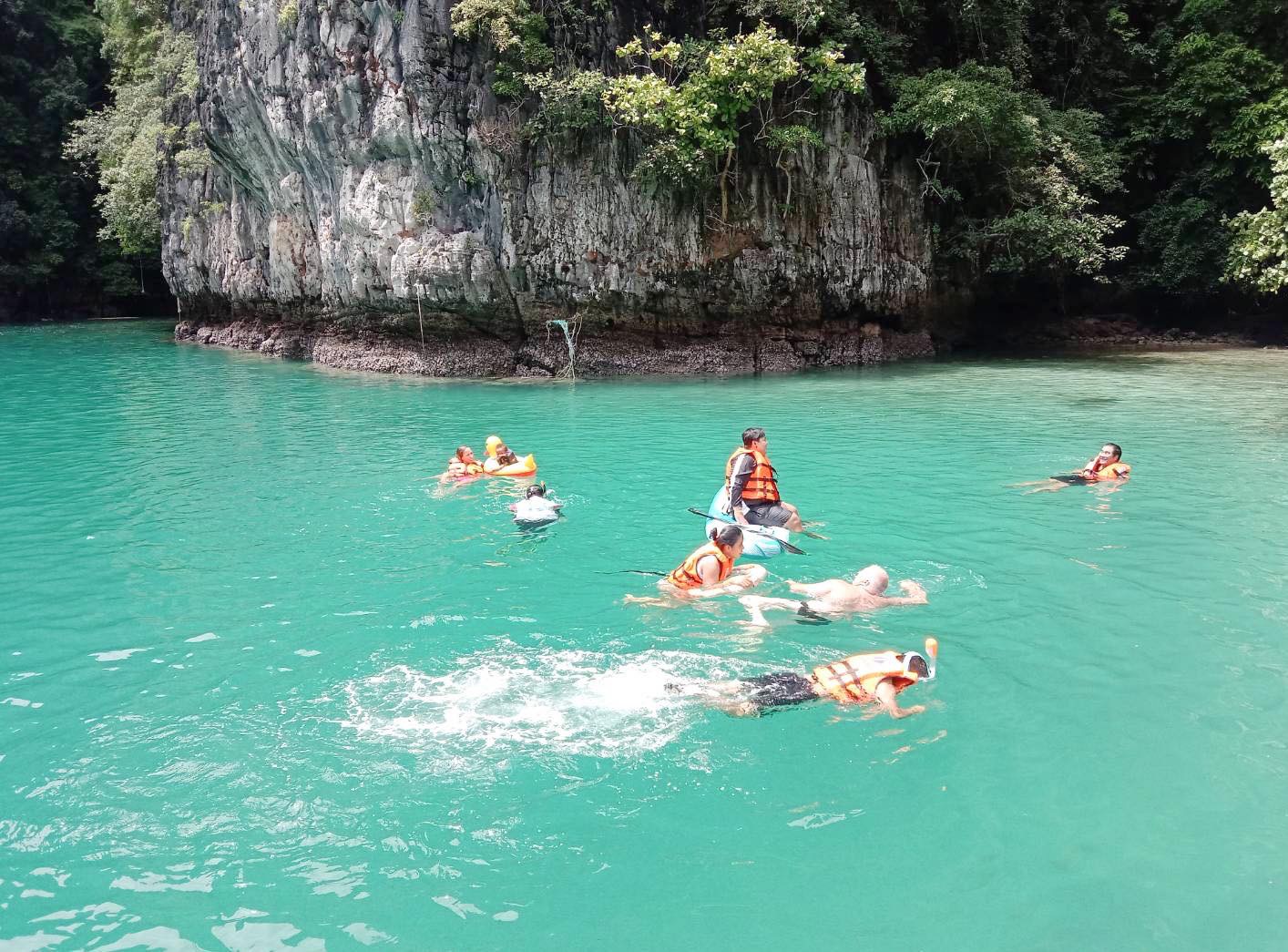 media/images/country-pages/thailand/the-andaman-coast/james-bond-island-nature-canoeing-by-speed-boat/james-bond-island-swim/4358745-1-eng-GB/james-bond-island-swim.jpg