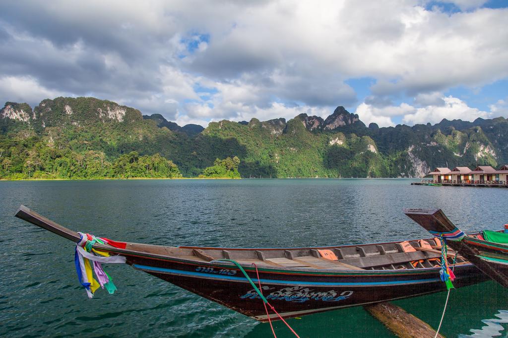 media/images/country-pages/thailand/the-andaman-coast/the-andaman-coast-basecamps/backpacker-basecamp-at-our-jungle-camp/cheow-lan-lake/2799764-1-eng-GB/cheow-lan-lake.jpg