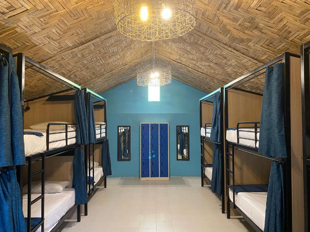 media/images/country-pages/thailand/the-gulf-coast/backpacker-gulf-of-thailand-island-hopper/sarana-bungalows-dorm-room/4335472-1-eng-GB/sarana-bungalows-dorm-room.jpg