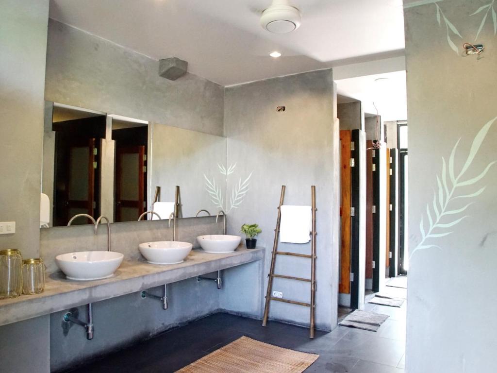 media/images/country-pages/thailand/the-gulf-coast/backpacker-gulf-of-thailand-island-hopper/the-dearly-koh-tao-restroom/4335460-1-eng-GB/the-dearly-koh-tao-restroom.jpg