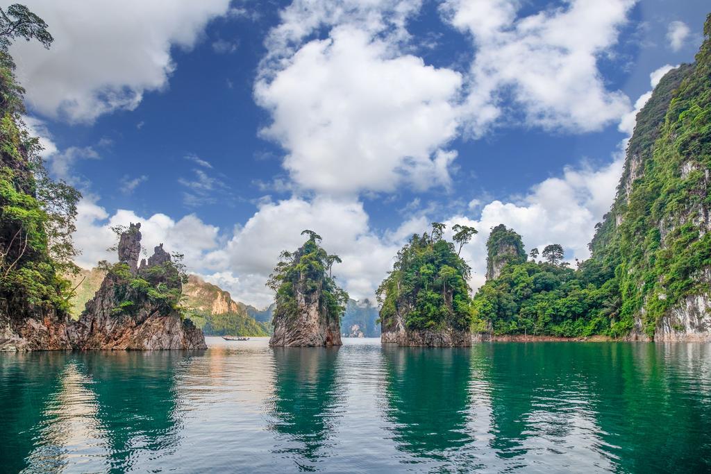 media/images/country-pages/thailand/the-gulf-coast/backpacker-plus-khao-sok-adventure/cheow-lan-lake/3862898-1-eng-GB/cheow-lan-lake.jpg