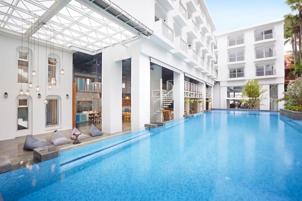 media/images/country-pages/thailand/the-gulf-coast/backpacker-plus-koh-phangan-to-phuket-explorer/lub-d-patong/3861831-1-eng-GB/lub-d-patong.jpg