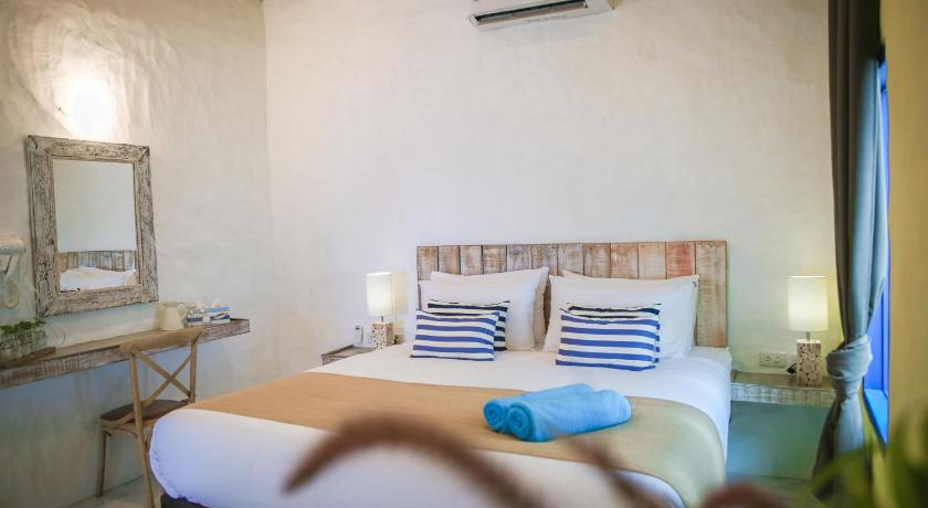 media/images/country-pages/thailand/the-gulf-coast/comfort-gulf-of-thailand-island-hopper/lime-and-soda-beachfront-resort-room/4334597-1-eng-GB/lime-and-soda-beachfront-resort-room.jpg