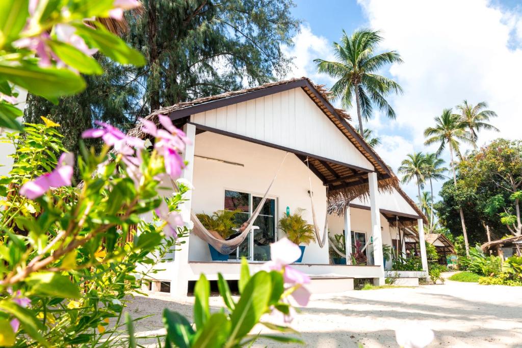 media/images/country-pages/thailand/the-gulf-coast/comfort-half-moon-party/sarana-bungalow/3986897-1-eng-GB/sarana-bungalow.jpg