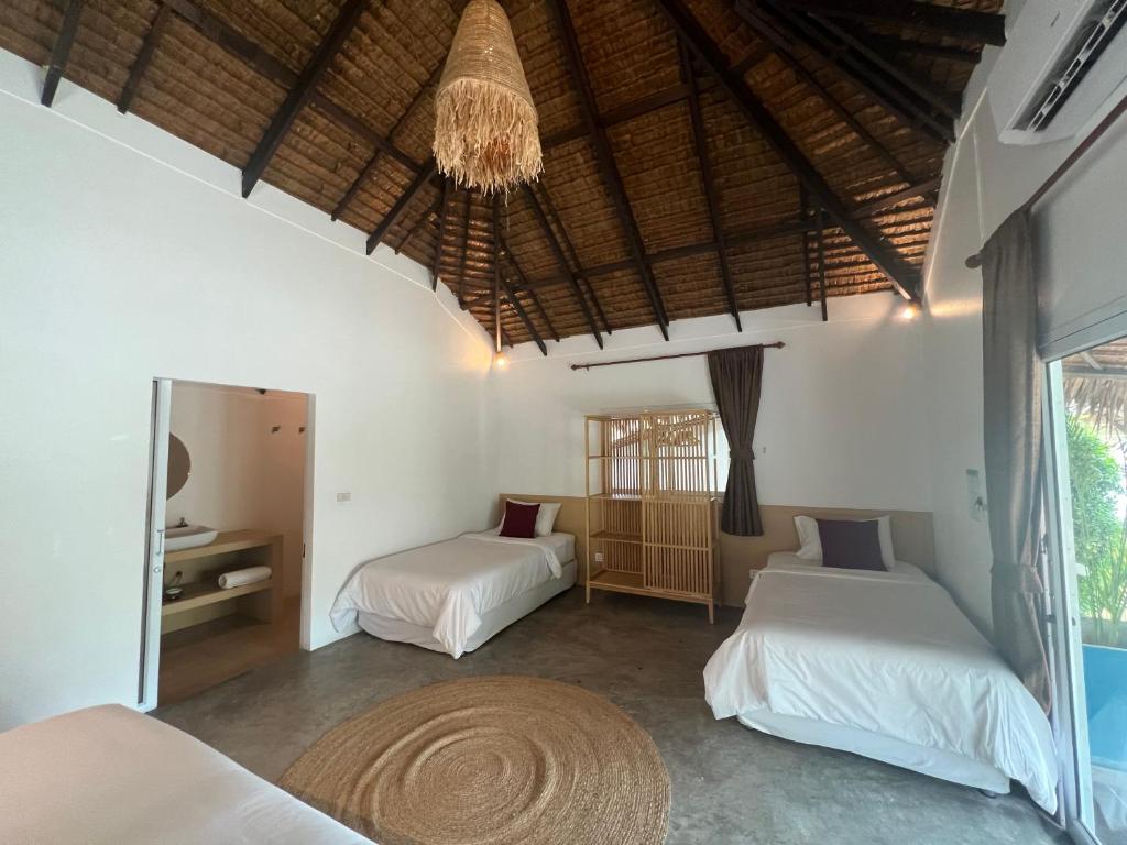 media/images/country-pages/thailand/the-gulf-coast/comfort-half-moon-party/sarana-bungalows-1/3986903-1-eng-GB/sarana-bungalows-1.jpg