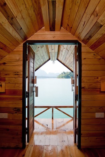 media/images/country-pages/thailand/the-gulf-coast/comfort-koh-phangan-to-krabi-explorer/balcony-on-the-second-floor-at-keereewarin/3871072-1-eng-GB/balcony-on-the-second-floor-at-keereewarin.jpg