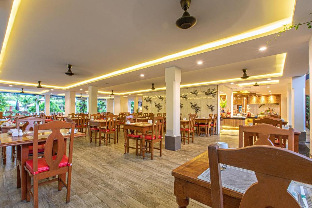 media/images/country-pages/thailand/the-gulf-coast/comfort-koh-phangan-to-phuket-explorer/kata-palm-resort-spa-restaurant/3871871-1-eng-GB/kata-palm-resort-spa-restaurant.jpg