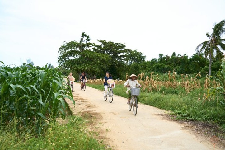 media/images/country-pages/vietnam/destination-tiles/the-central-coast/hoi-an-cooking-and-culture-experience/biking/4339792-1-eng-GB/biking.jpg
