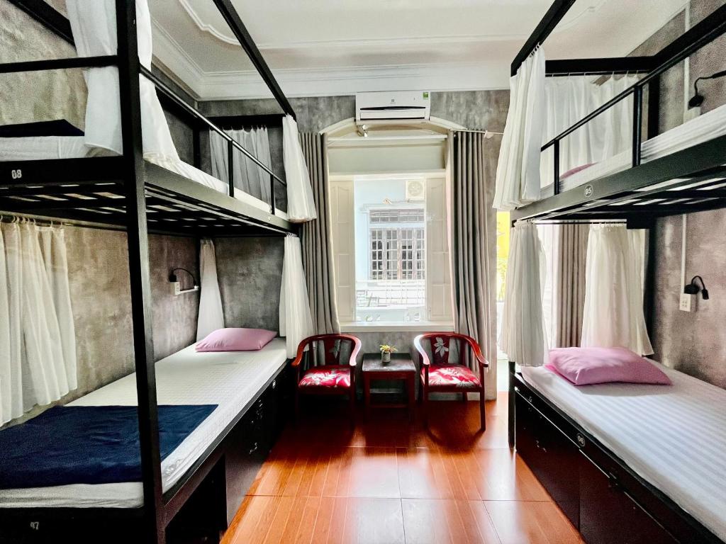 media/images/country-pages/vietnam/destination-tiles/the-northern-coast/backpacker-ha-long-to-ninh-binh-to-hue-adventure/amy-hostel/4323354-1-eng-GB/amy-hostel.jpg