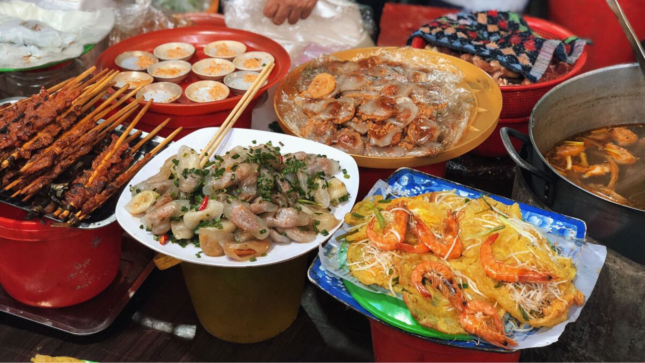 media/images/country-pages/vietnam/destination-tiles/the-northern-coast/backpacker-ha-long-to-ninh-binh-to-hue-adventure/dong-ba-market/4323324-1-eng-GB/dong-ba-market.jpg